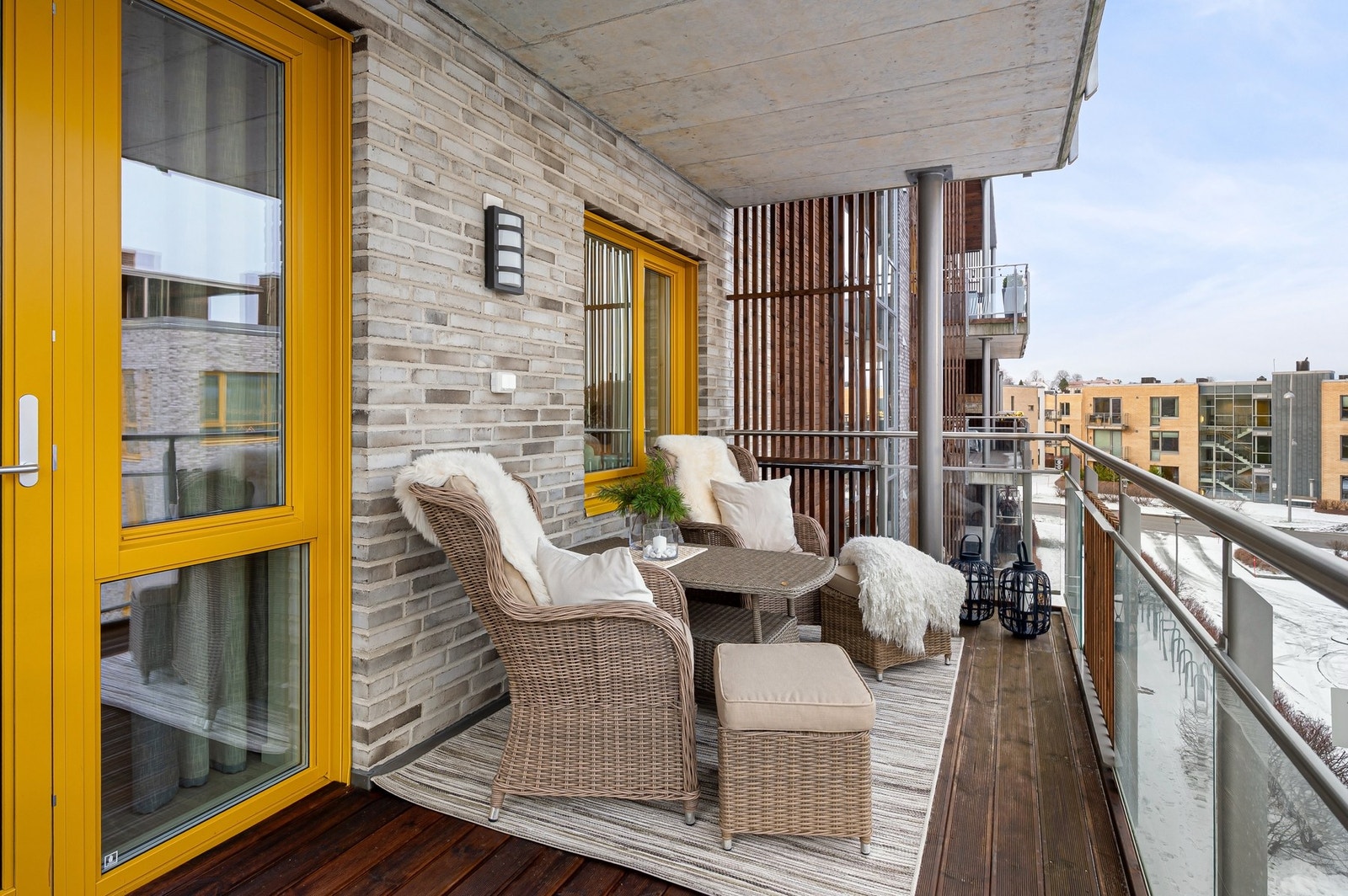 Balkongen måler ca. 12m² og er nord-øst vendt. Her kan kaffen nytes i morgensolen på sommerstid. Balkongen er ellers lun og fin når det er på sitt varmeste. Galleribilde