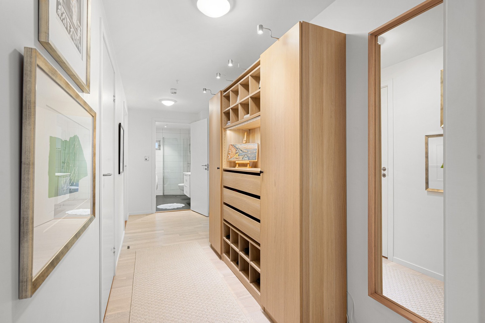 Innbydende entré på ca. 9m² som ønsker deg velkommen hjem. Galleribilde