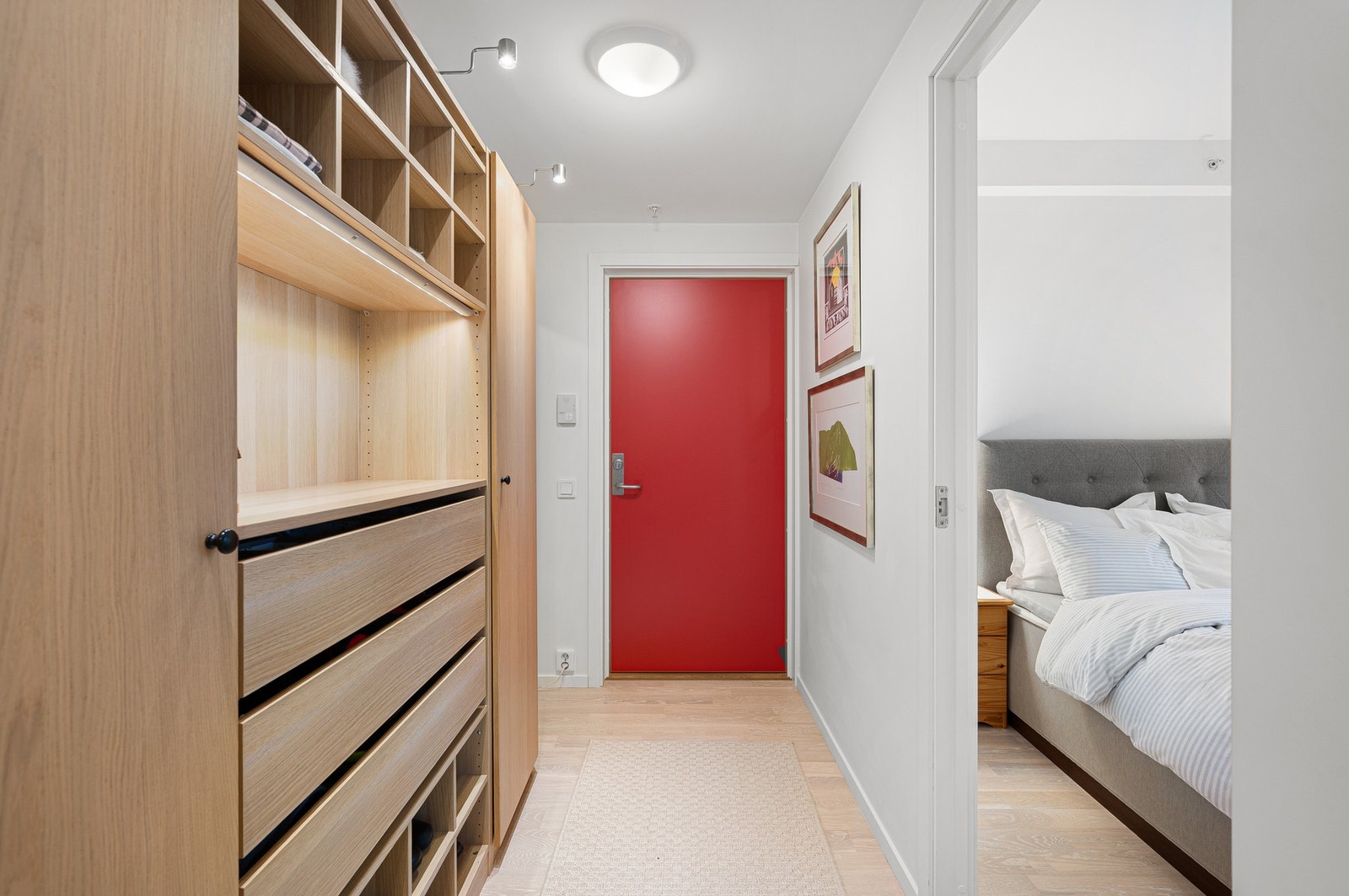 Godt med plass til å henge fra seg yttertøy. Galleribilde