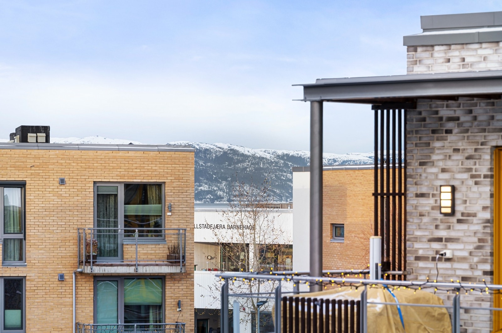 Balkongen har en fin sjøgløtt og vil skimte med flotte kvelder med solnedgang når fargespillet utfolder seg på himmelen. Galleribilde