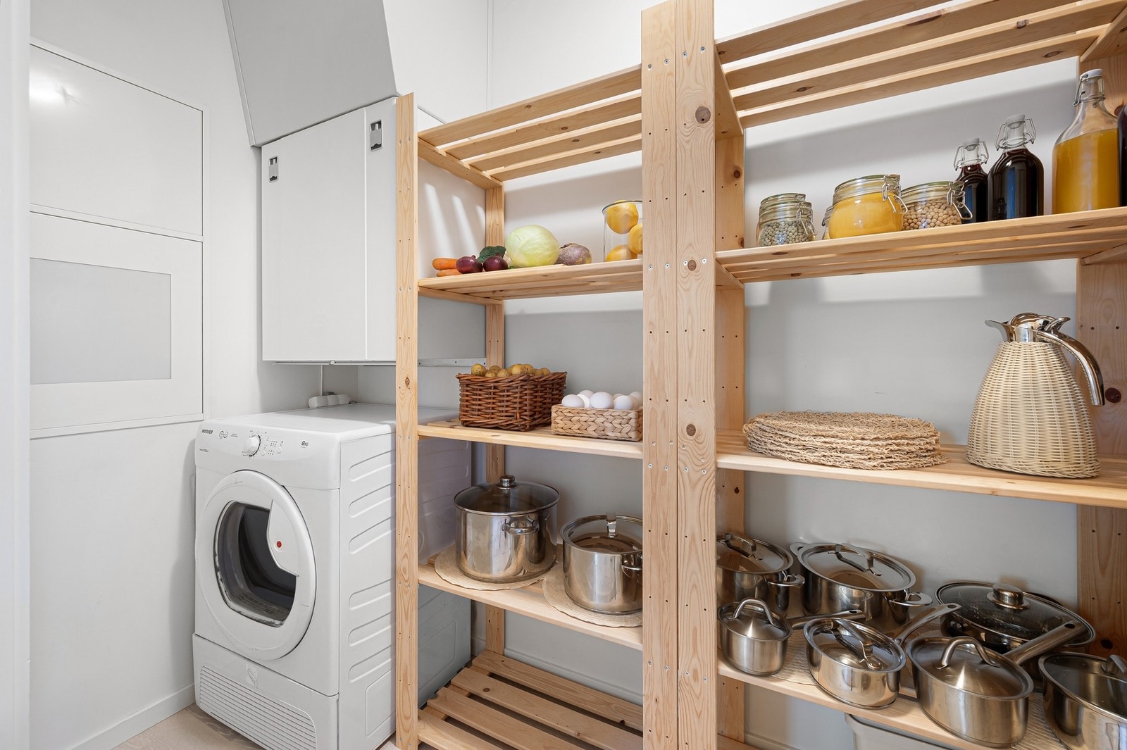 Innvendig bod på 3,3m² med god oppbevaringsplass. Galleribilde