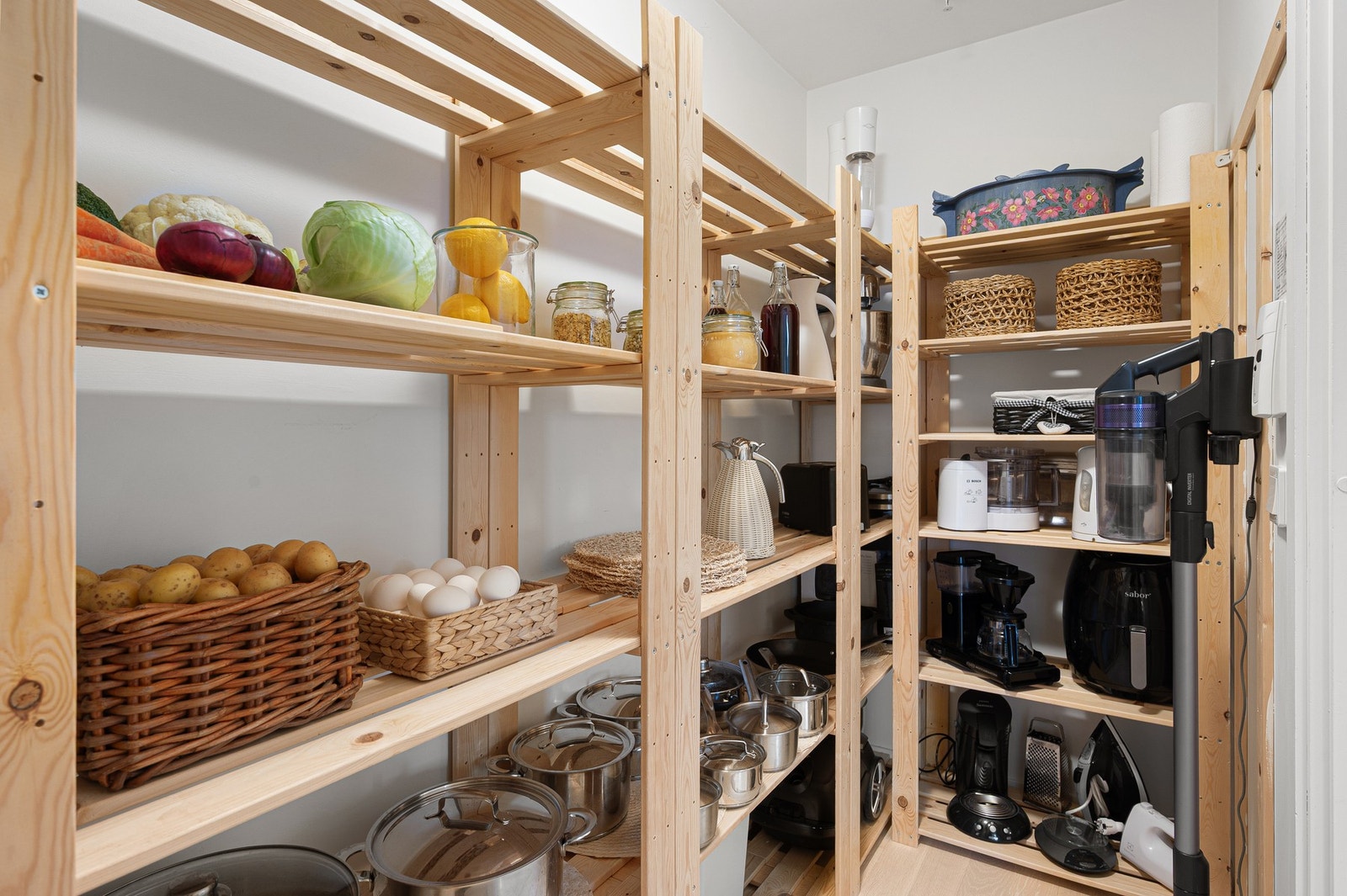 Innvendig bod på 3,3m² med god oppbevaringsplass. Galleribilde