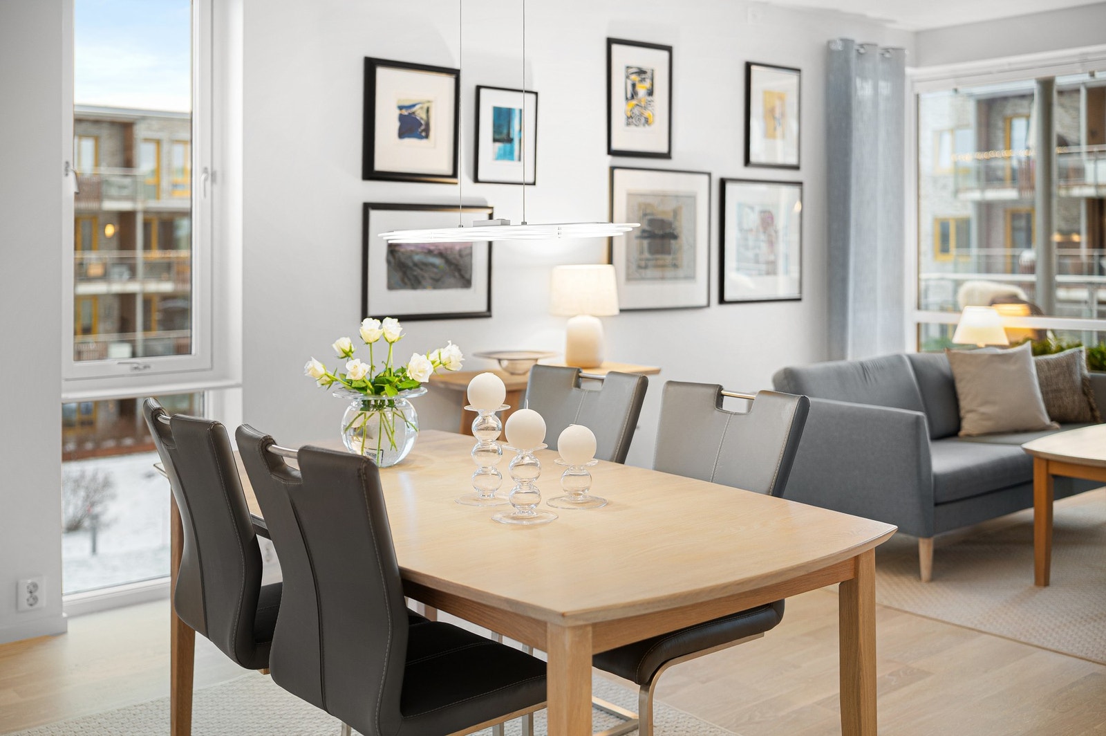 Spisegruppen finner sin naturlige plassering mellom stue og kjøkken. Galleribilde