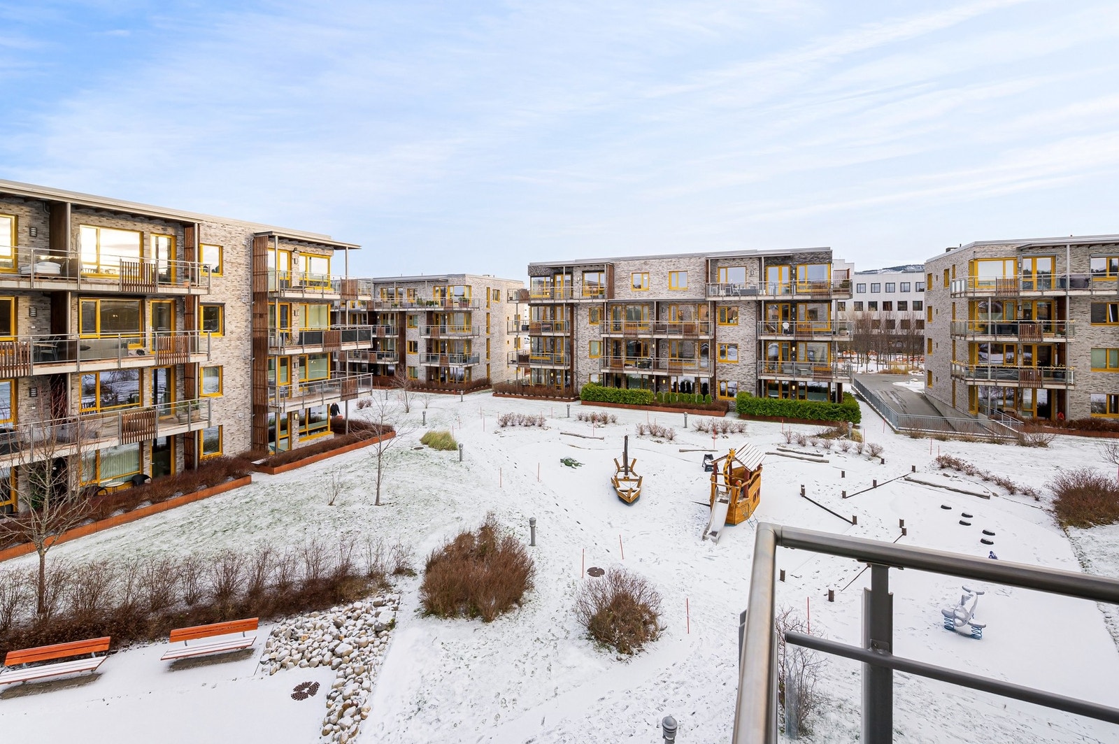 Balkongen vender mot rolige grøntarealer og oppleves privat. Galleribilde