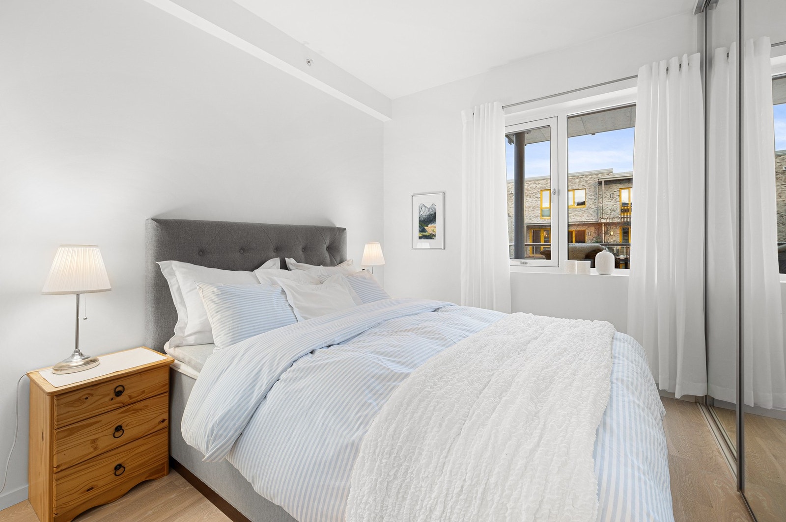 Soverom 2 måler ca. 9m². Soverommet ble i sin tid utvidet og er større en standard. Galleribilde