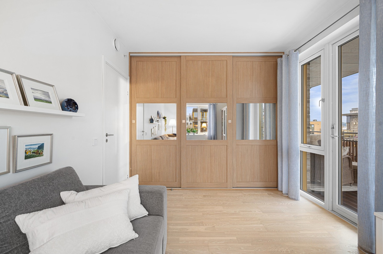 Her er det god plass til ønsket soveromsmøblement. Stor skyvedørgarderobe. Galleribilde