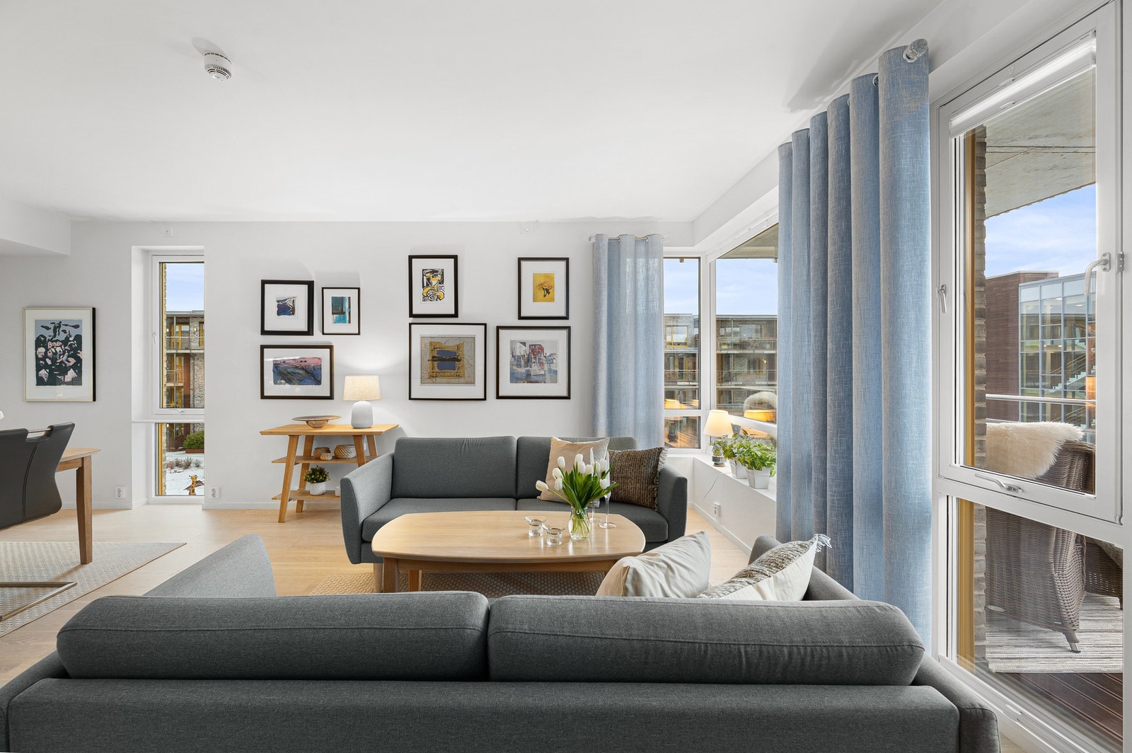 Med hjørnebeliggenhet får man ekstra vindusflater som virkelig slipper inn godt med naturlig lysinnslipp. Dette bidrar, sammen med den gode takhøyde, til en god og luftig atmosfære. Galleribilde