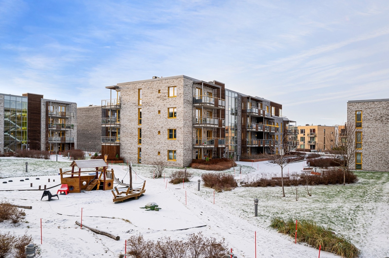 Fasade. Bygget ble oppført så sent som i 2018, innebygd med heis som tar deg fra parkeringskjeller opp i leiligheten. Galleribilde