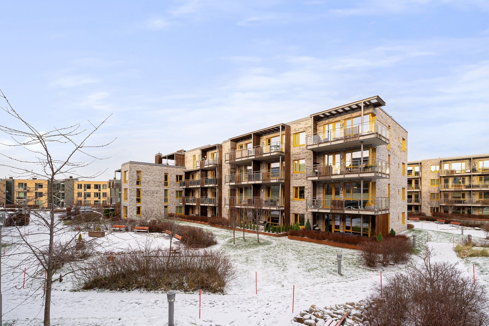 Leiligheten ligger pent til i 3. etasje og i enden av bygget med god luft mellom blokkene. Galleribilde