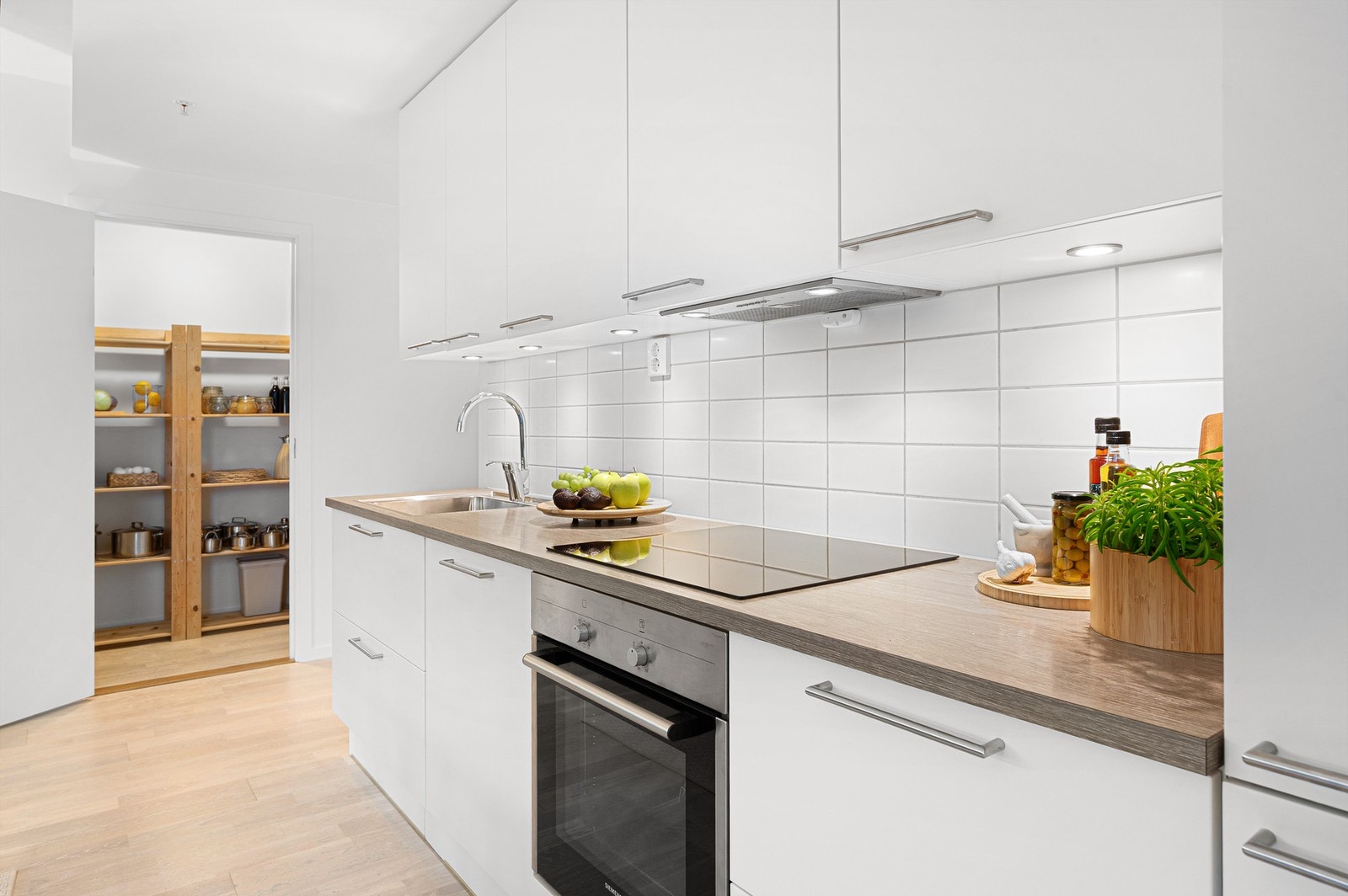 Av hvitevarer finnes integrert platetopp og stekeovn, oppvaskmaskin og kjøl/fryseskap. Galleribilde