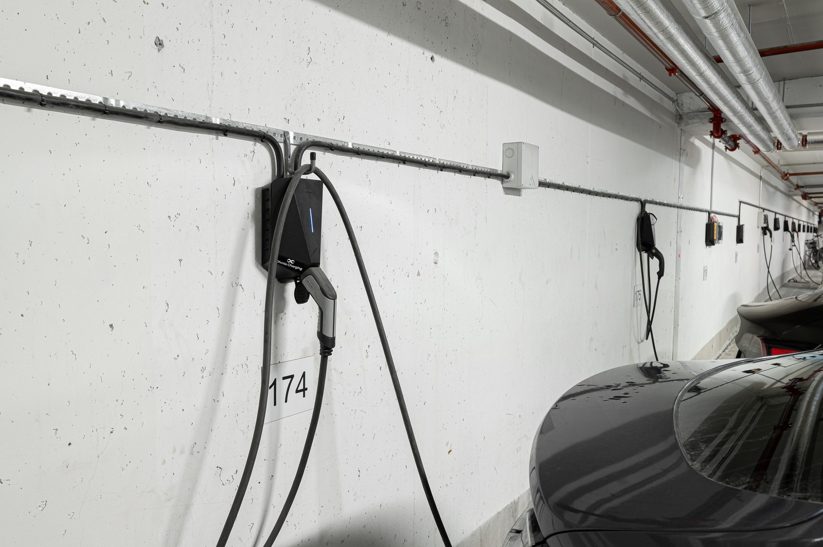 Det er montert elbil- lader fra Ohmia. Godt med gjesteparkering i kjeller og utenfor blokka. Galleribilde