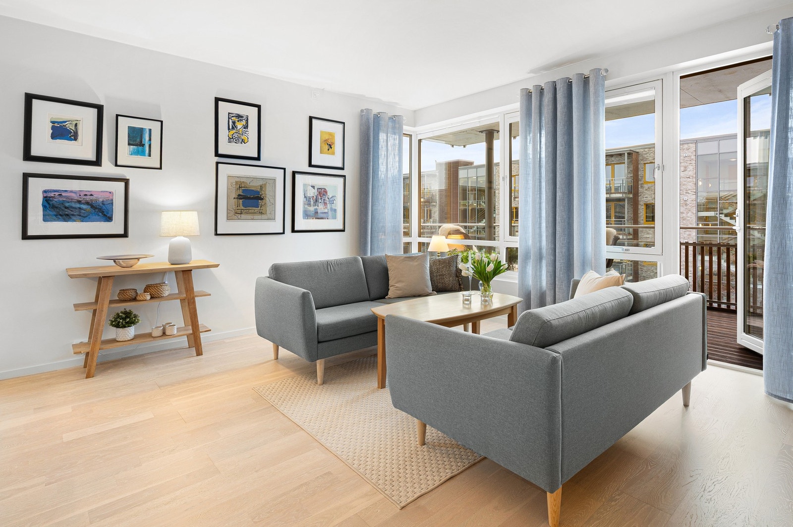 Stuen er romslig og måler hele 32,4m². Pent og lyst tre-stavs parkettgulv. Galleribilde