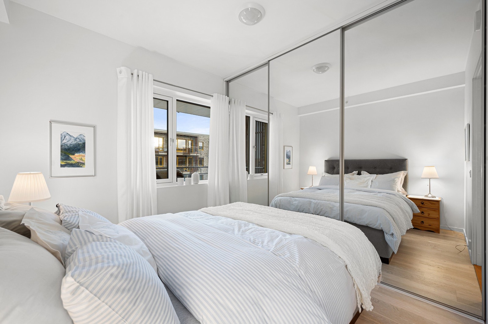 God plass til dobbeltseng. Integrert skyvedørsgarderobe. Galleribilde