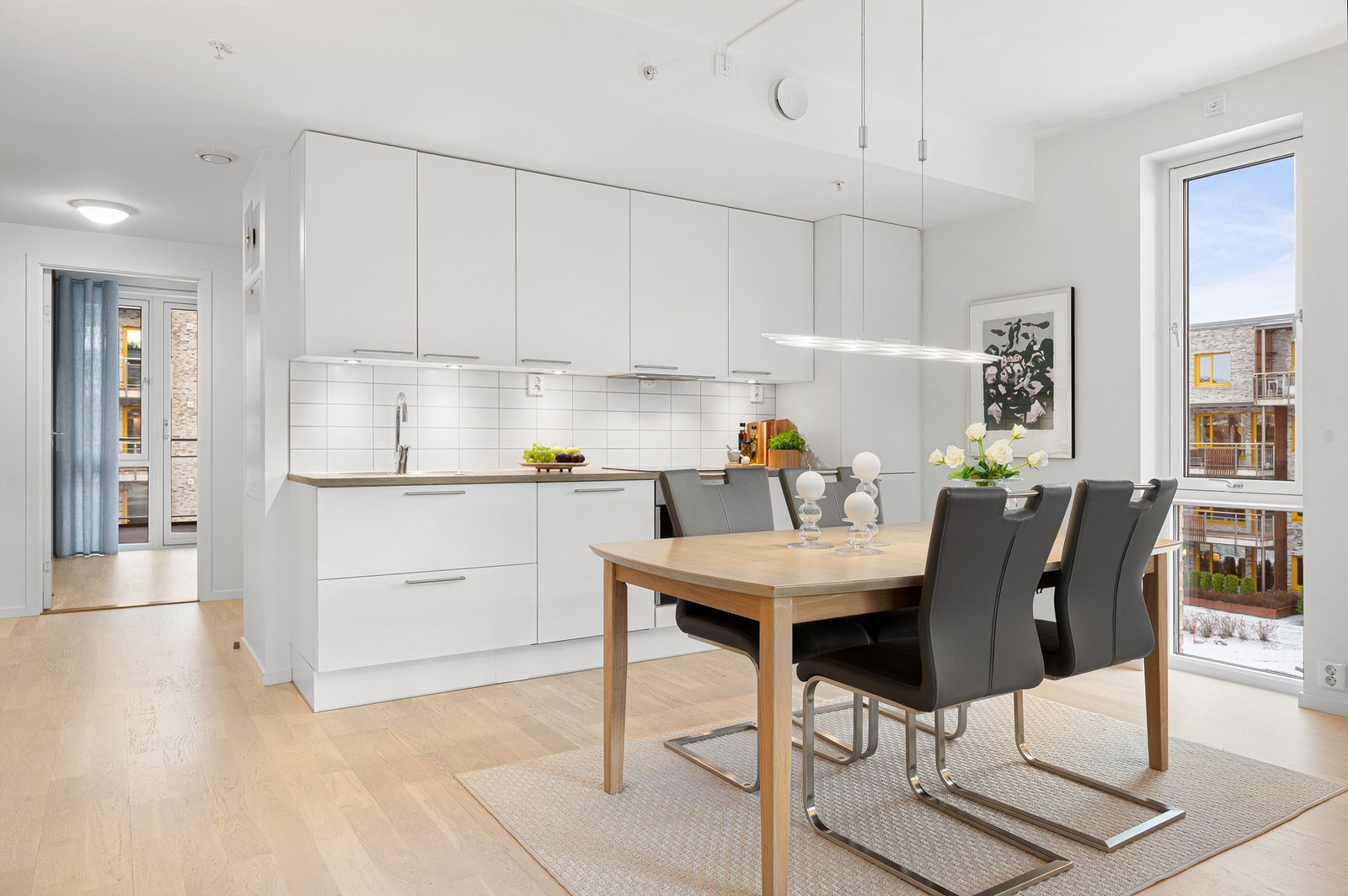 Stilrent kjøkken fra JKE med god skap- og benkeplass. Galleribilde