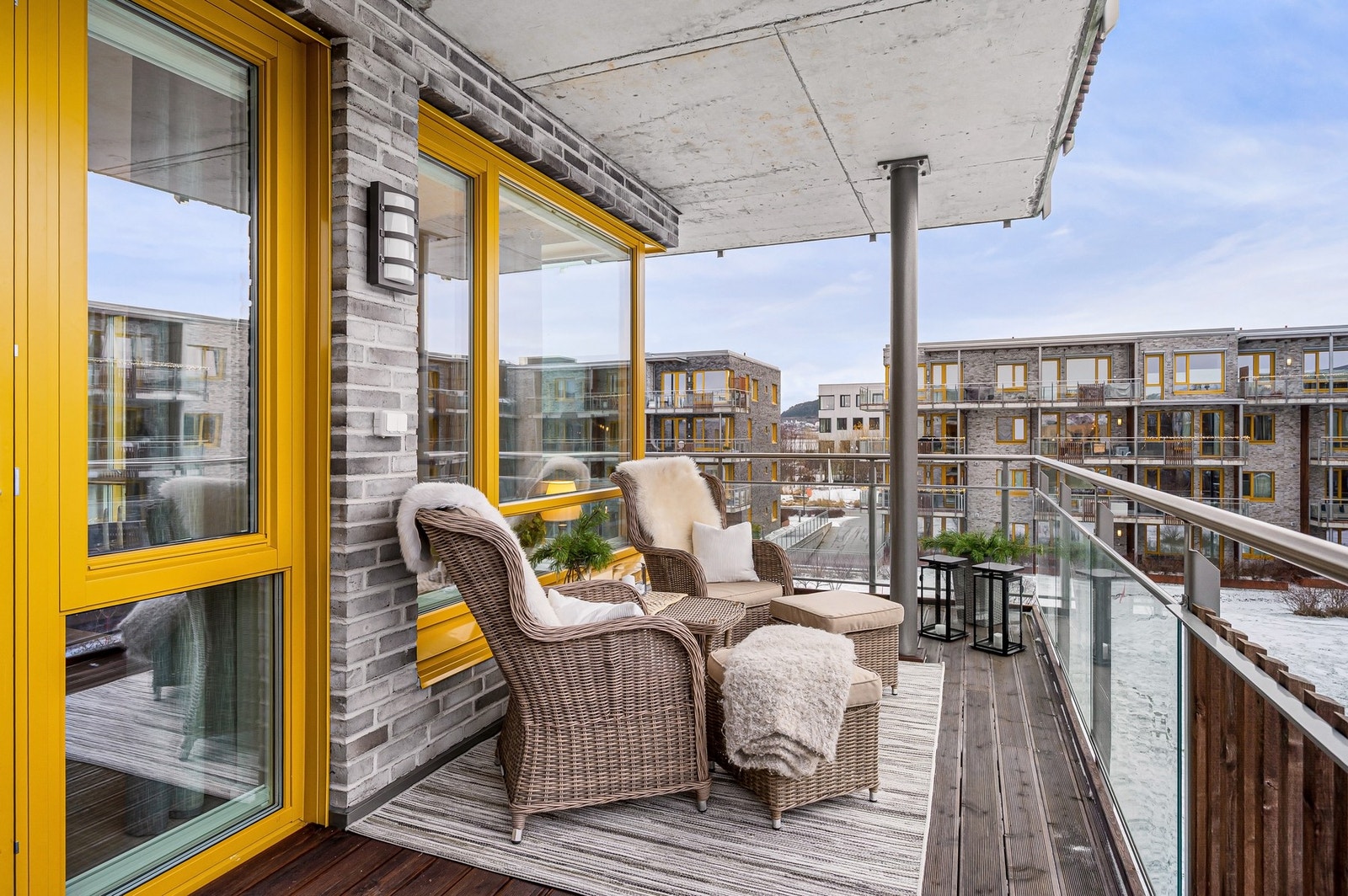 Sørvendt balkong på hele 13,8m². Her kan solen nytes fra ca. kl.11 i rolige omgivelser. Galleribilde