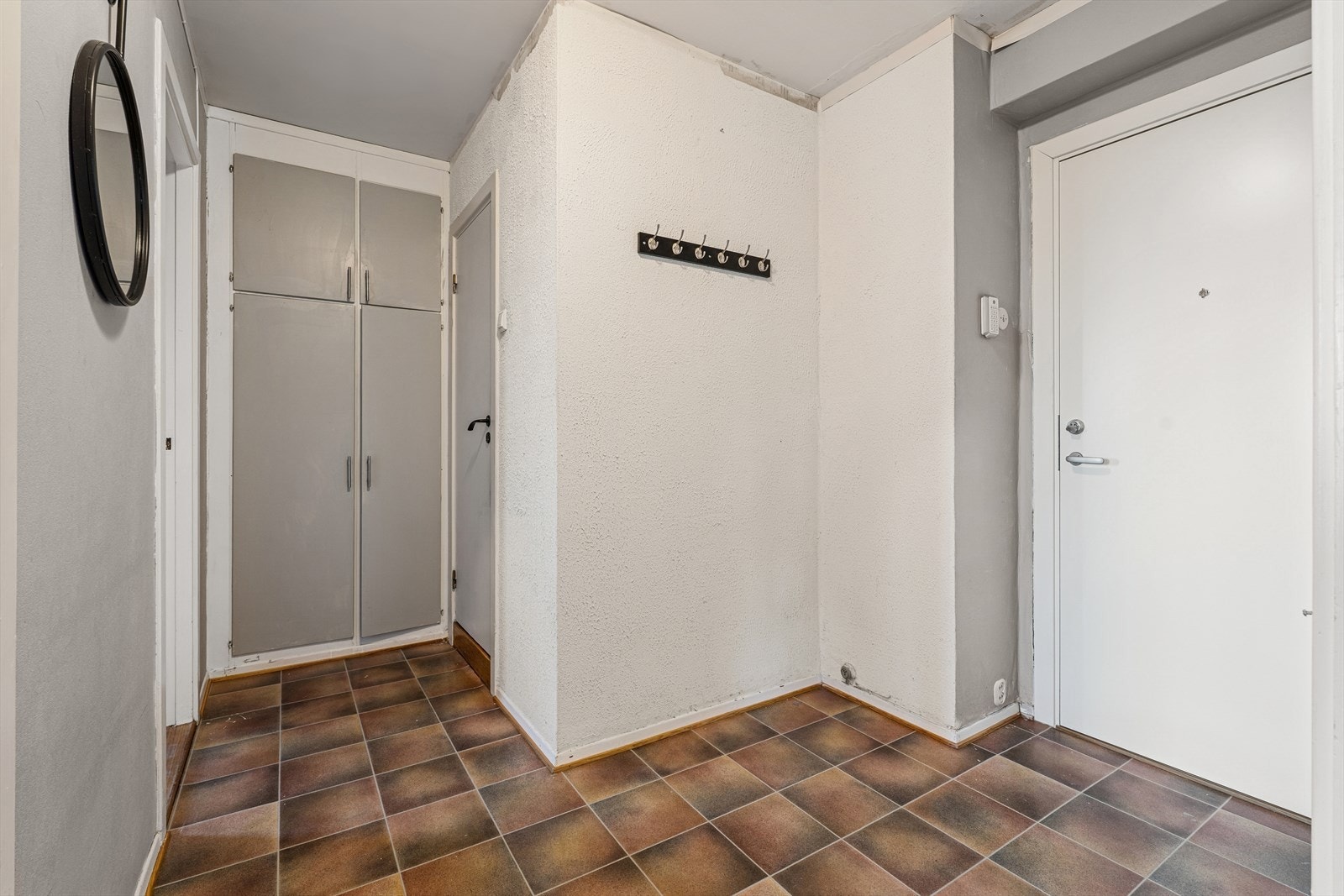 I gangen er det innebygget skap. Fra gangen er det også adkomst til innvendig bod med gode lagringsmuligheter. Galleribilde