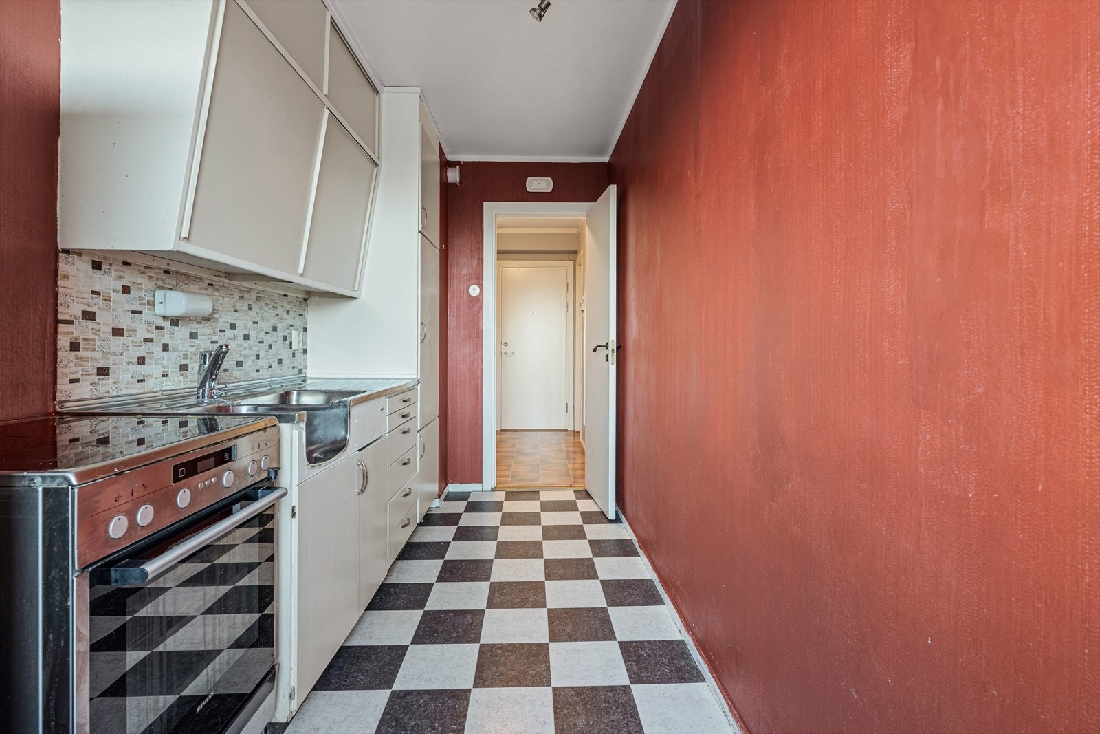 Kjøkkenet er av eldre dato og mangler bruksfunksjoner/løsninger som er forventer på et kjøkken. Oppgradering bør påregnes. Galleribilde