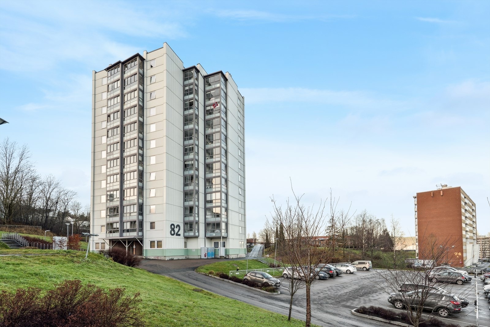 En 2-roms leilighet beliggende i 5. etasje i populær høyblokk. Galleribilde