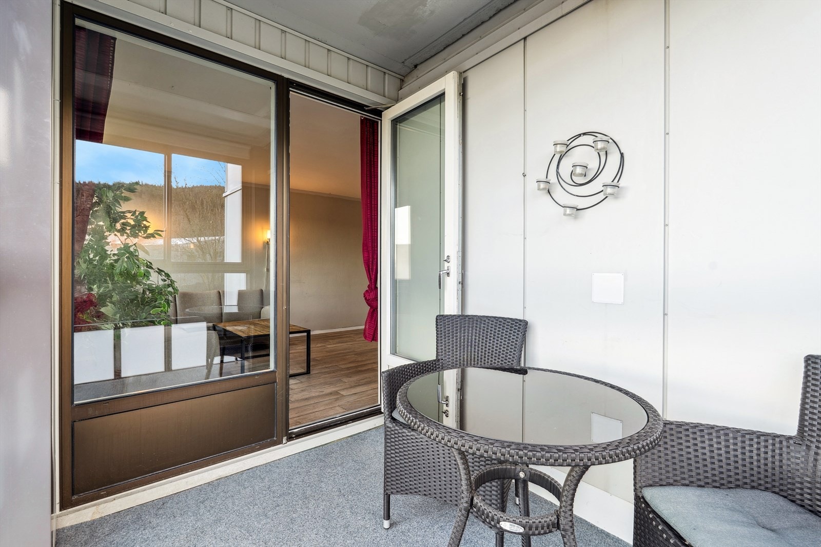 Balkongen er på ca. 5 m² og har skyvevinduer og teppe på gulv. Galleribilde