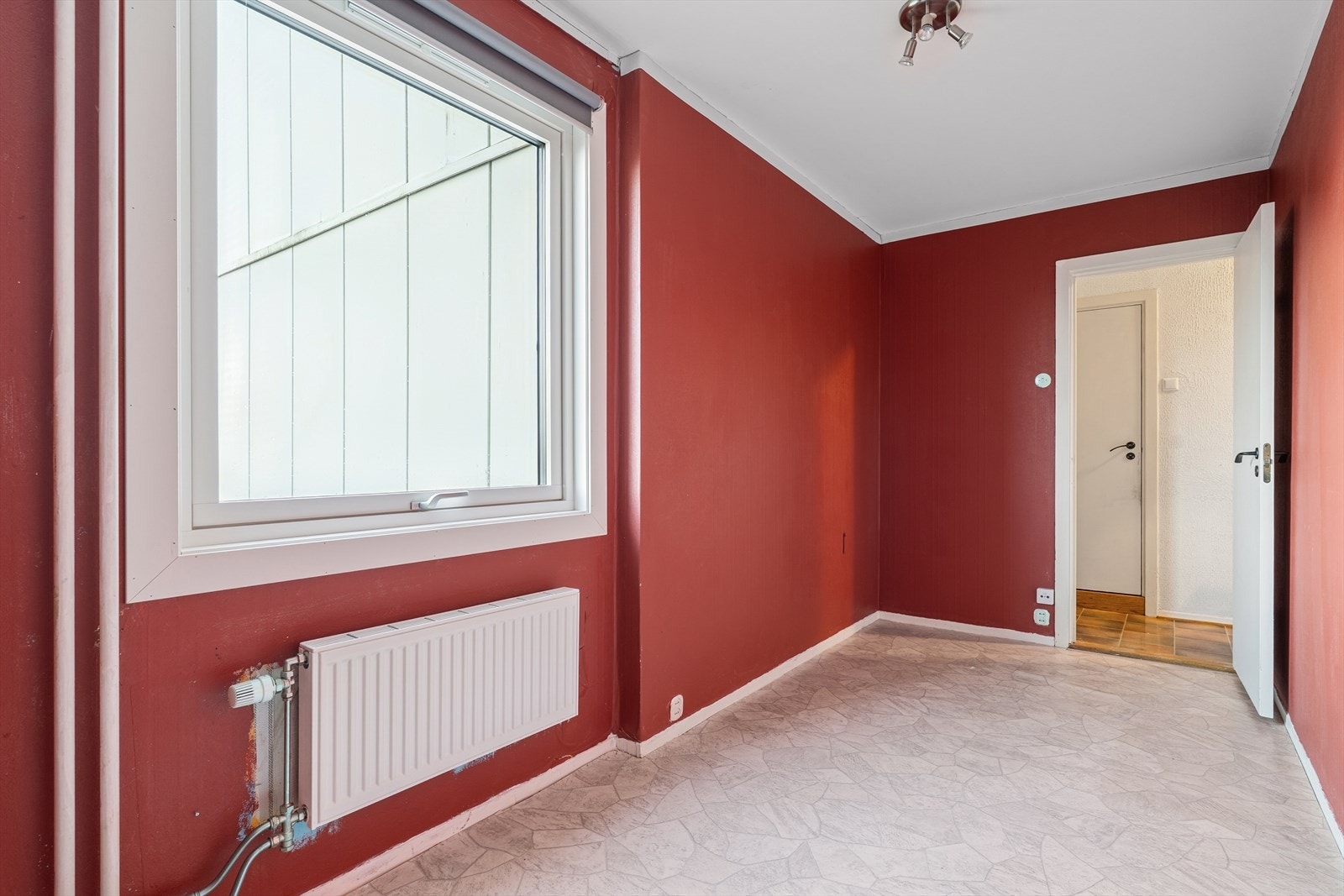 Det er godt med lysinnslipp fra det store soveromsvinduet. Galleribilde