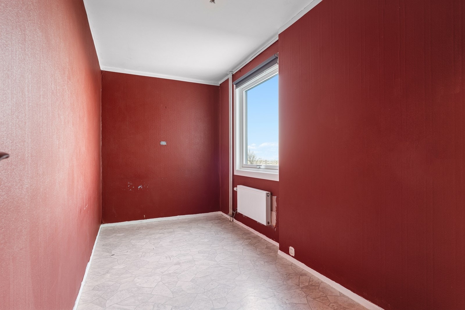 Leiligheten har ett soverom. Her er det plass til både seng og nattbord. Galleribilde