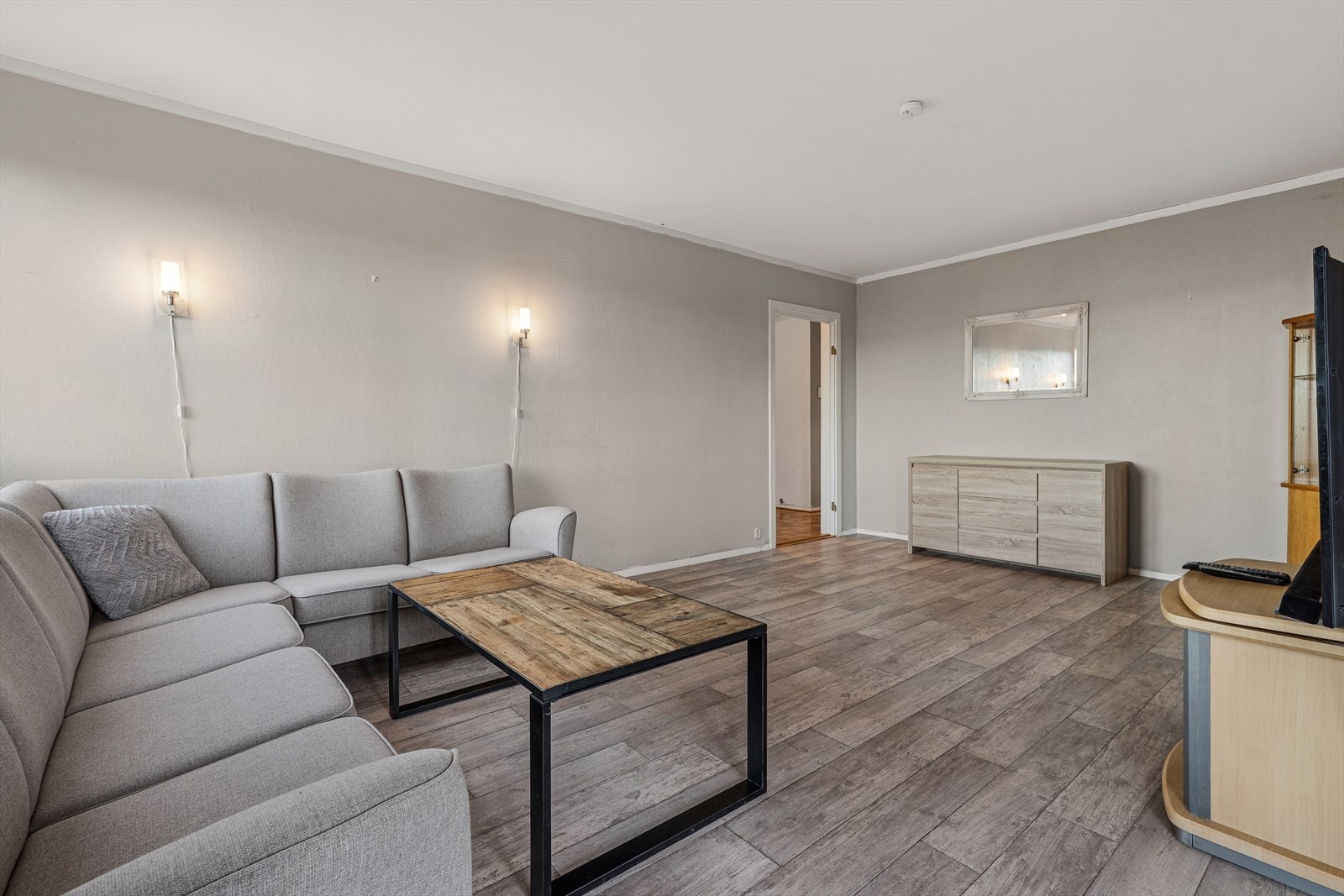 Stuen er av god størrelse og oppleves som boligens sosiale samlingspunkt. Galleribilde