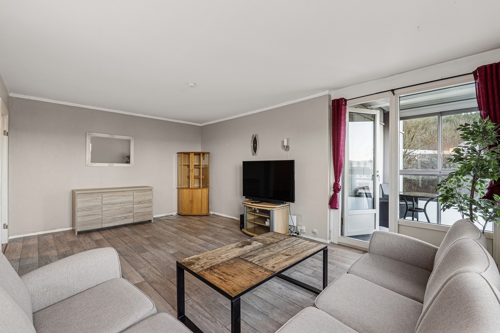 Fra stuen er det videre adkomst til innglasset balkong. Galleribilde