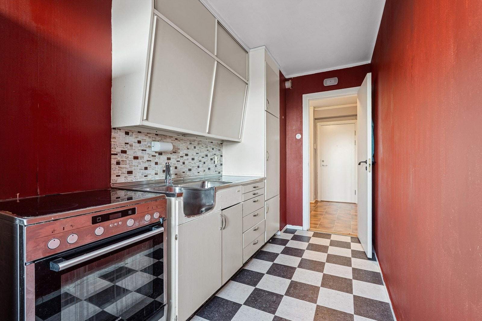 Kjøkkenet er utstyrt med frittstående komfyr og kjøleskap som følger ved salg. Rommet har avtrekk i vegg mot gang, men det er ikke montert avtrekksvifte over komfyr. Galleribilde