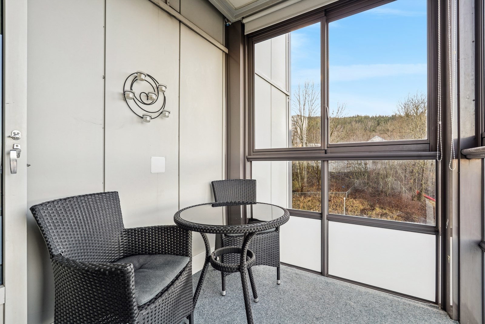 Balkongen er på ca. 5 m² og har skyvevinduer og teppe på gulv. Galleribilde