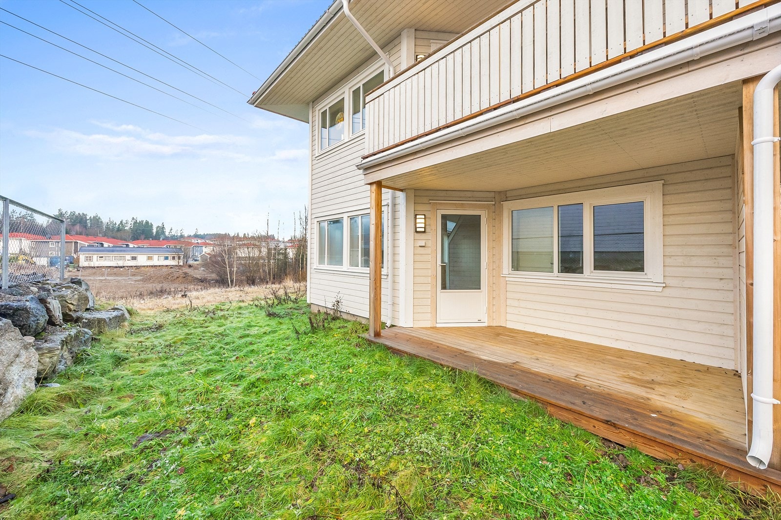 Bygget er fra 2024 og har en fasade med liggende trekledning. Galleribilde