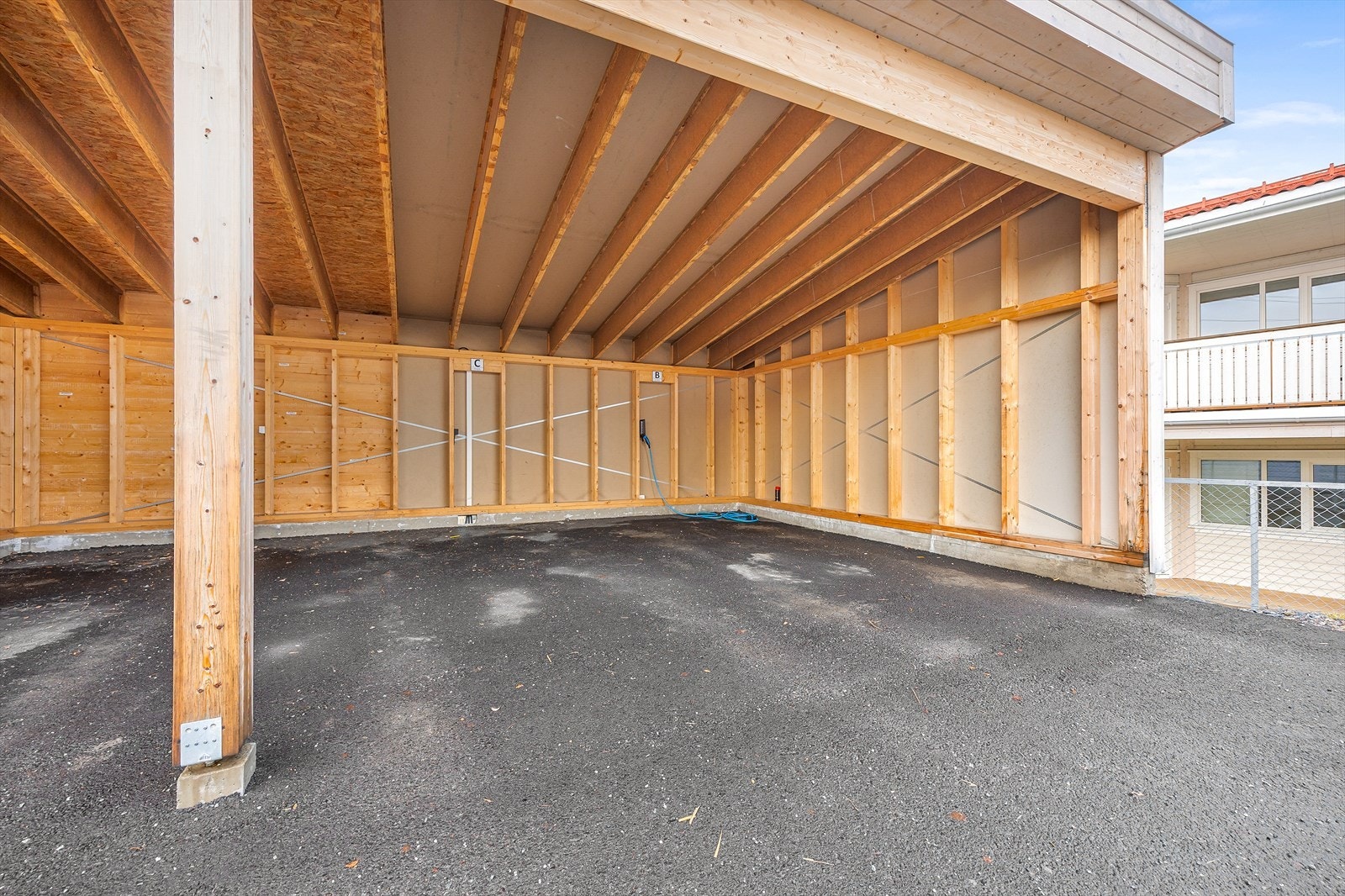 Carportanlegget gir skjermet parkering for vær og vind. Galleribilde