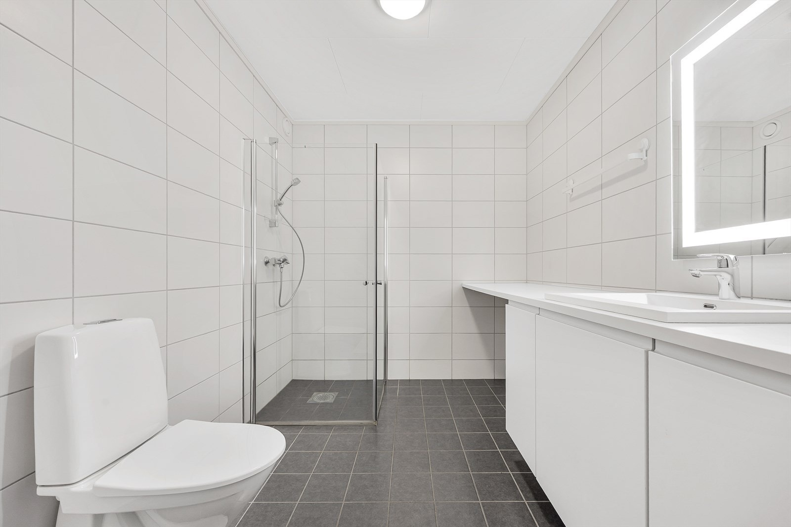 Badet er helfliset og utstyrt med en bred servantinnredning med god oppbevaringsplass. Galleribilde