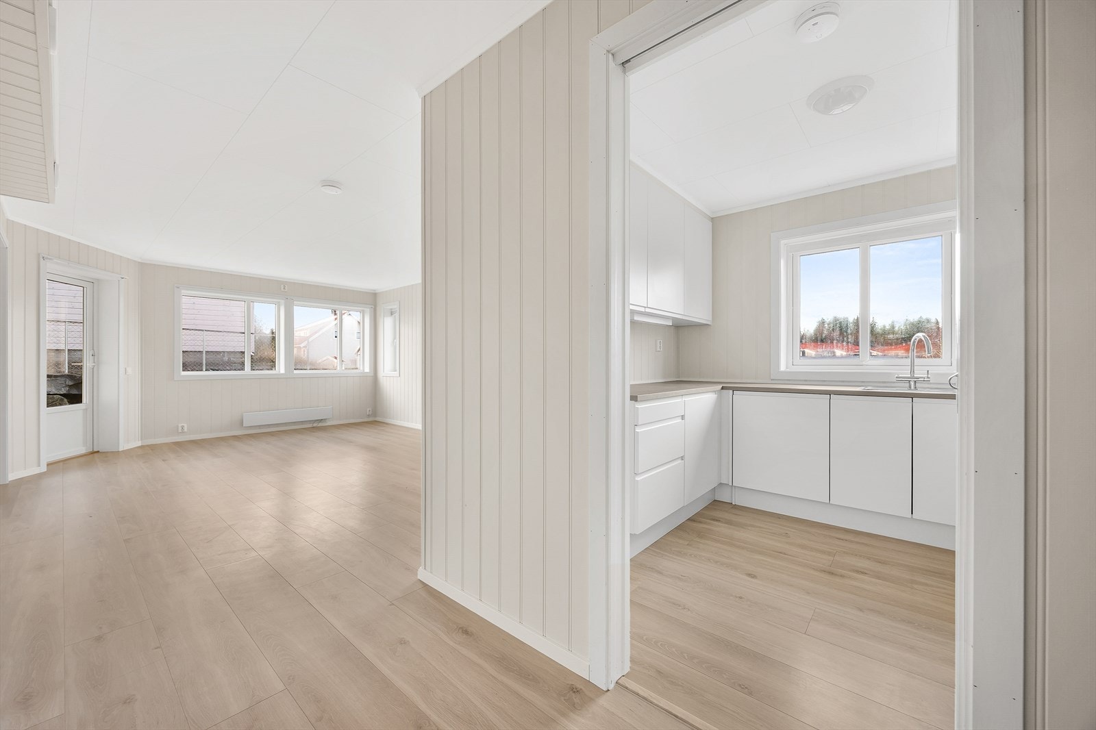 Den åpne løsningen mellom stue og kjøkken gir en sosial og luftig romfølelse. Galleribilde