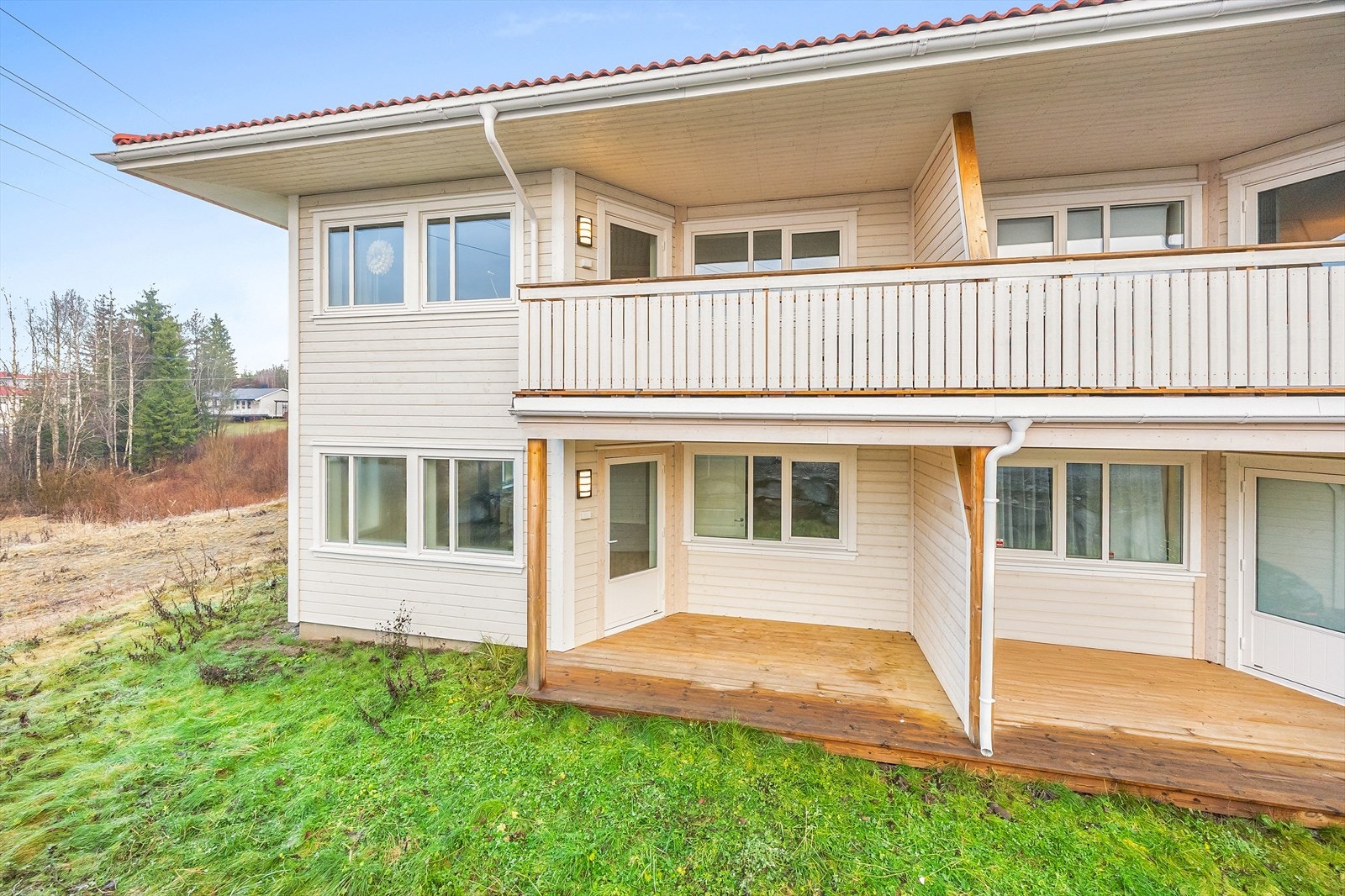 Bygningen har et valmet tak tekket med takstein. Galleribilde