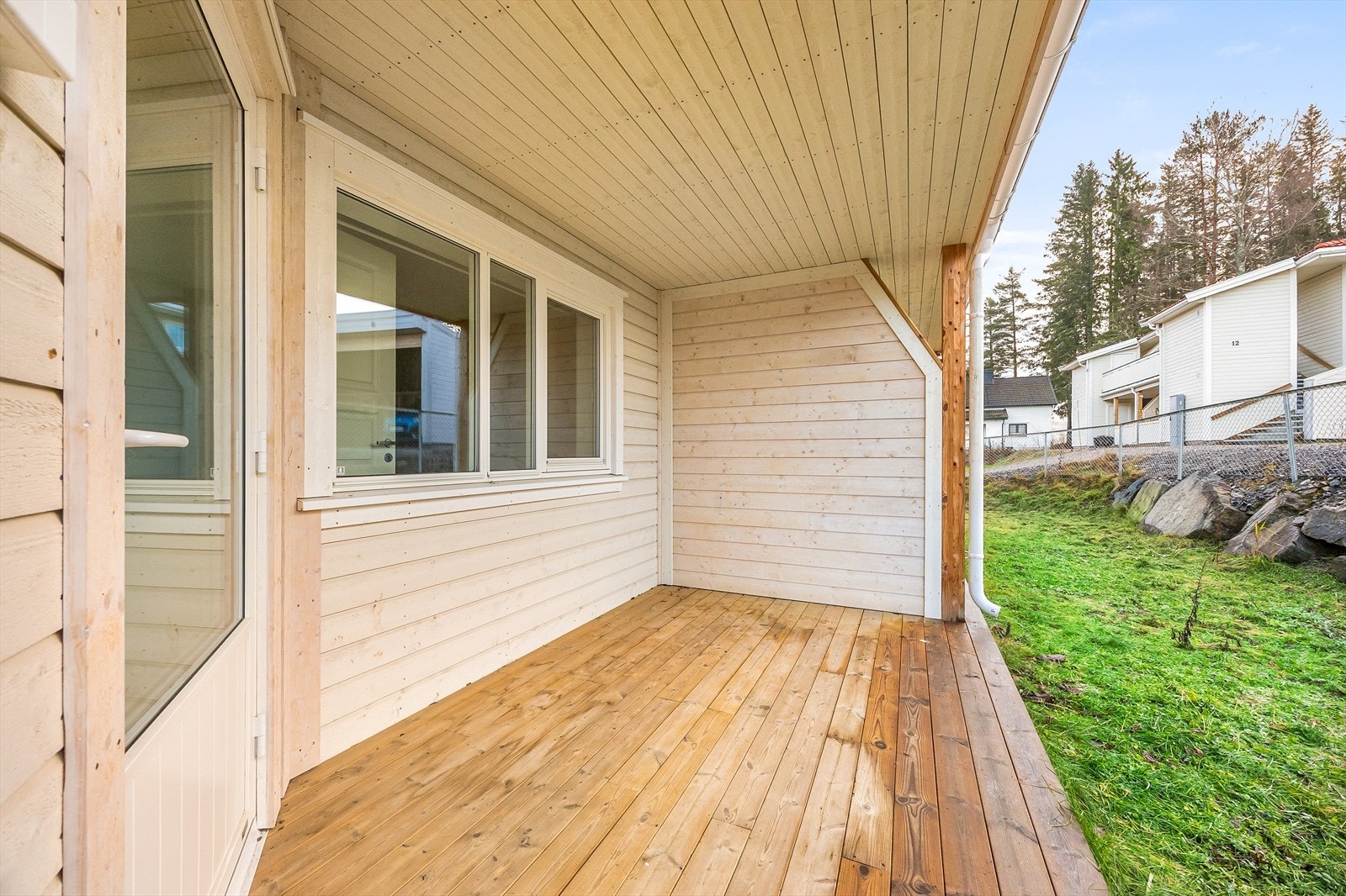 Terrassen er bygget med impregnerte terrassebord og har en lun, overbygget del. Galleribilde
