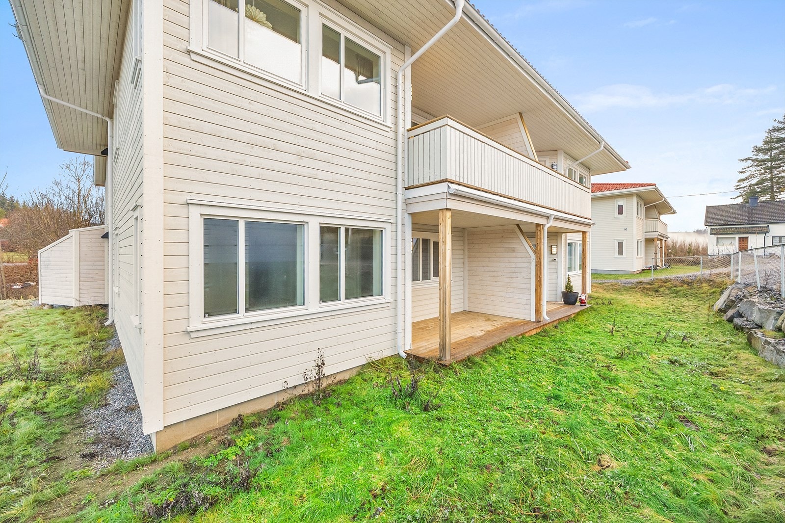 Leiligheten ligger i første etasje med enkel adkomst og uteområde. Galleribilde