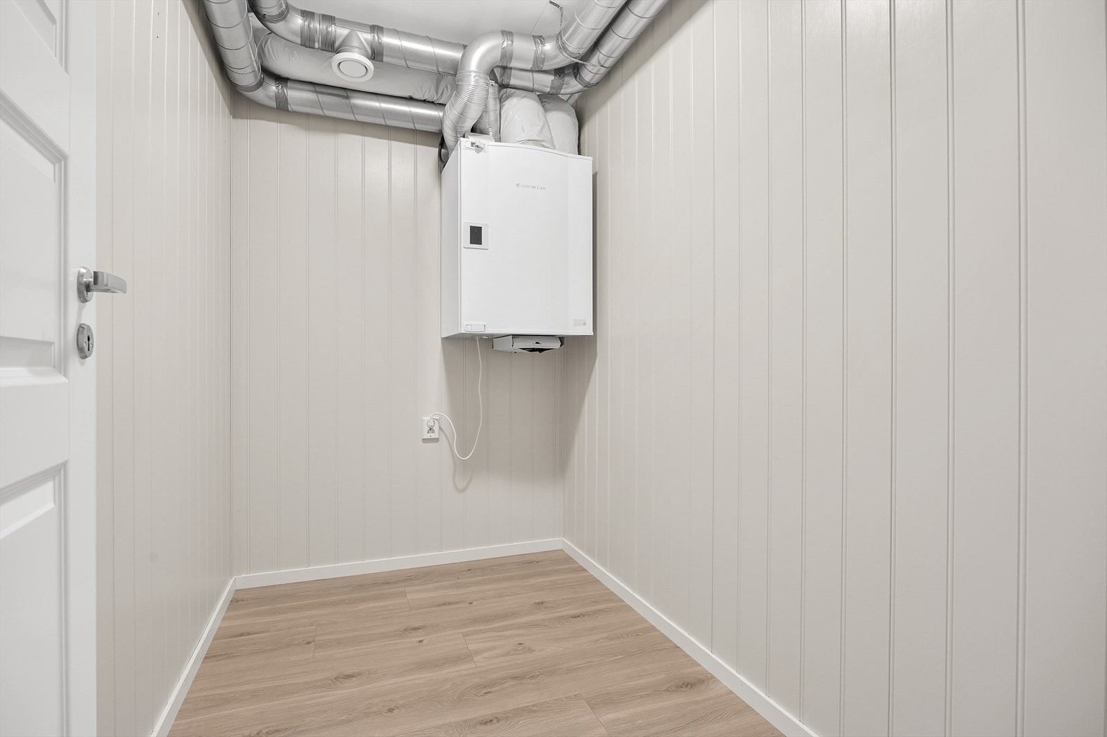 Innvendig bod med aggregat for balansert ventilasjon. Galleribilde