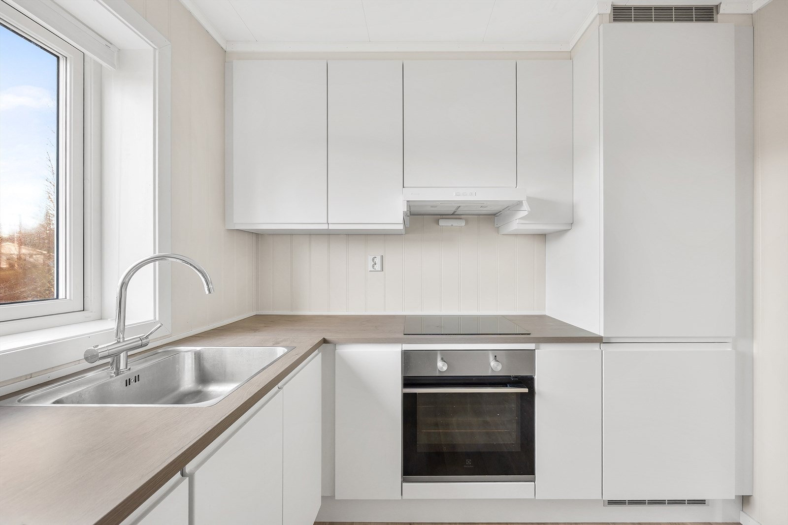 Kjøkkenet er utstyrt med integrert platetopp, stekeovn og kjøl-/fryseskap. Galleribilde