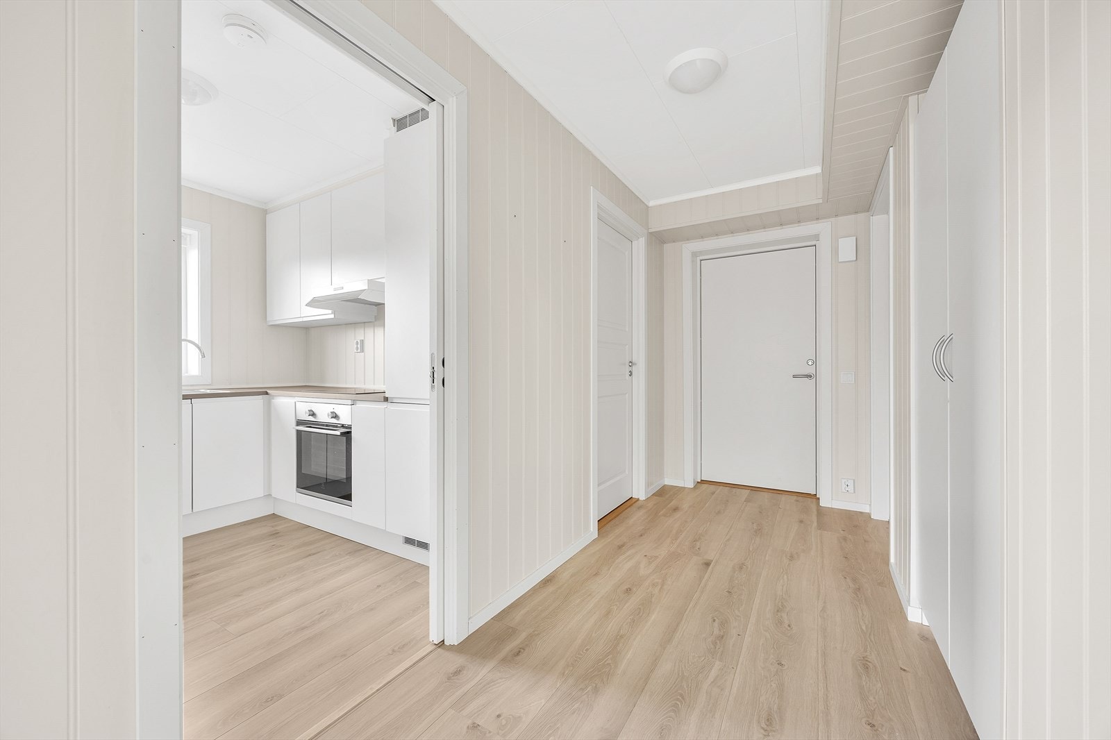 Fra entréen ledes du inn i leilighetens sentrale gang med adkomst til alle rom. Galleribilde