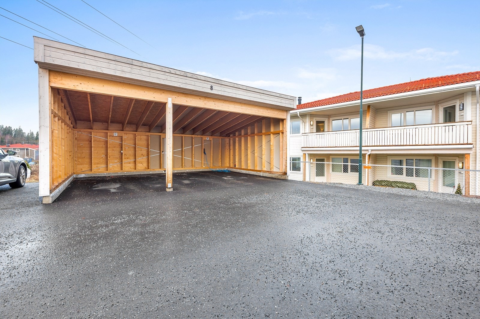 Det medfølger én fast parkeringsplass i carport. Galleribilde