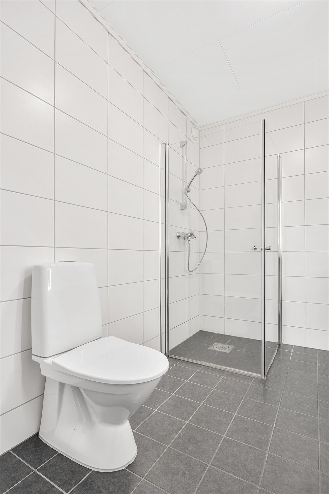 Dusjhjørne med innfellbare glassdører gir en arealeffektiv løsning. Galleribilde