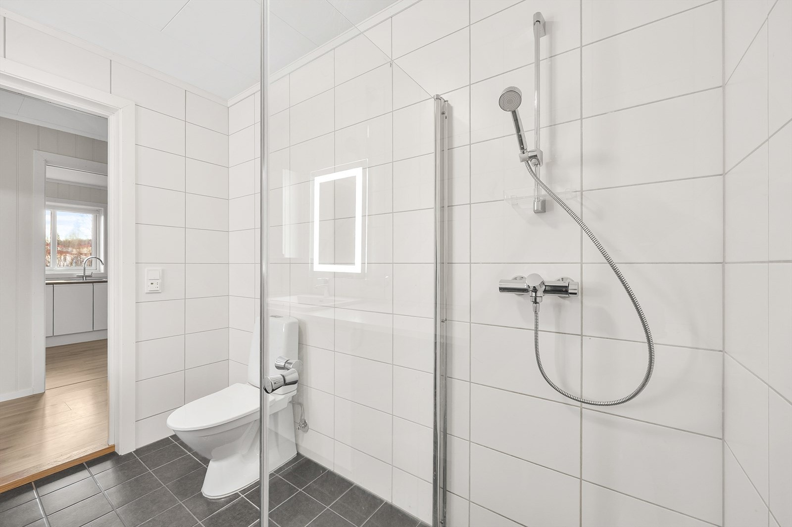 For komfort er det elektriske varmekabler i gulvet og opplegg for vaskemaskin. Galleribilde