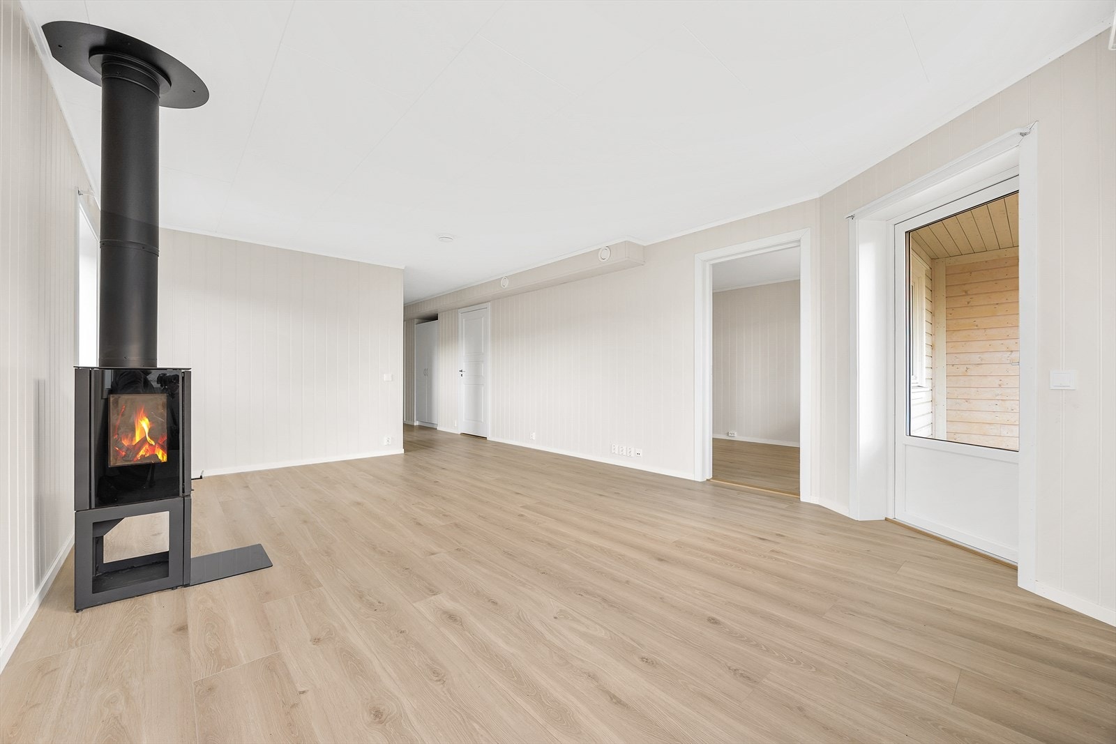 Fra stuen er det utgang til terrassen via en malt balkongdør med 3-lags glass. Galleribilde