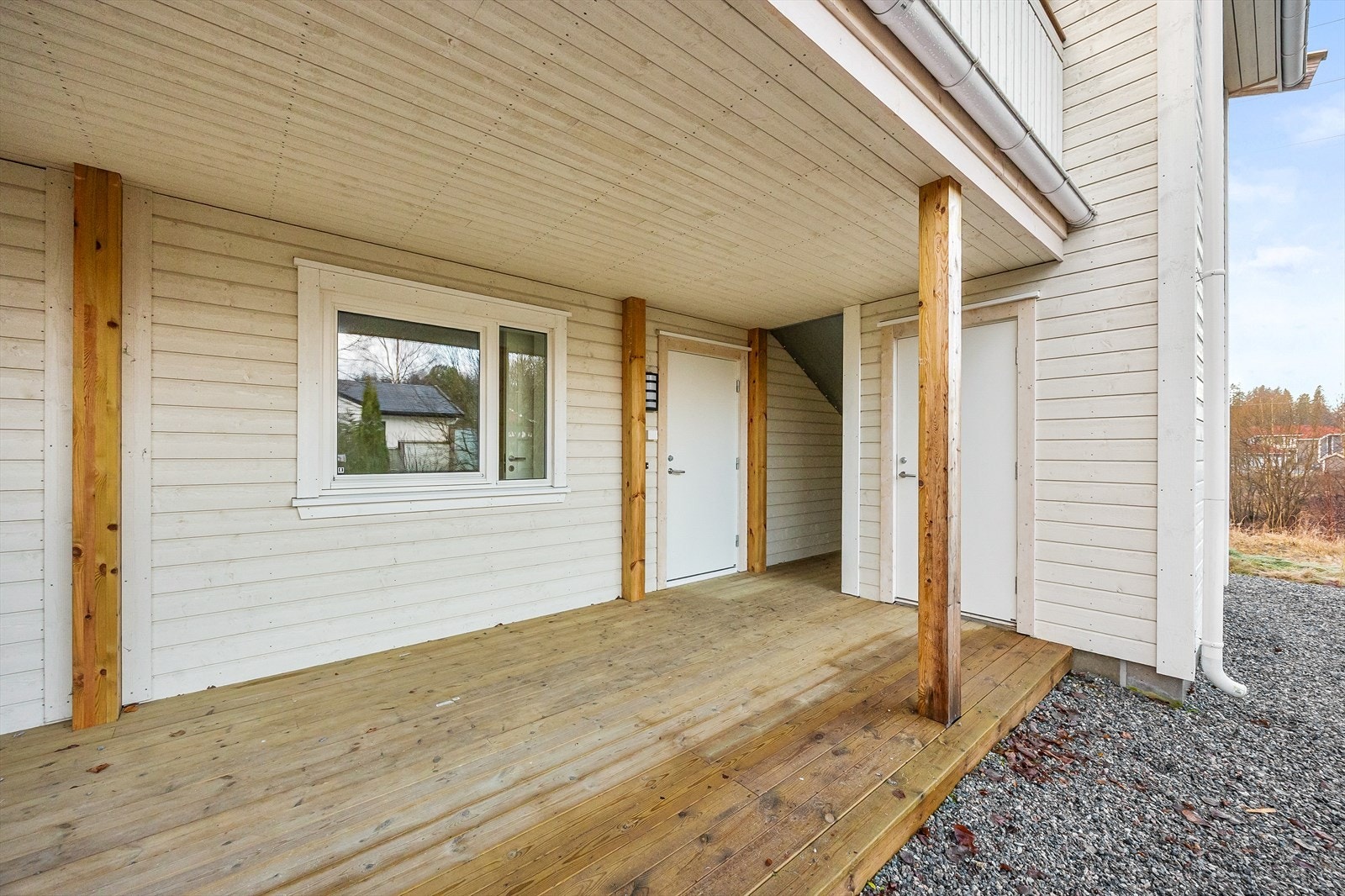 Overbygget inngangsparti gir en tørr og skjermet adkomst til leiligheten. Galleribilde