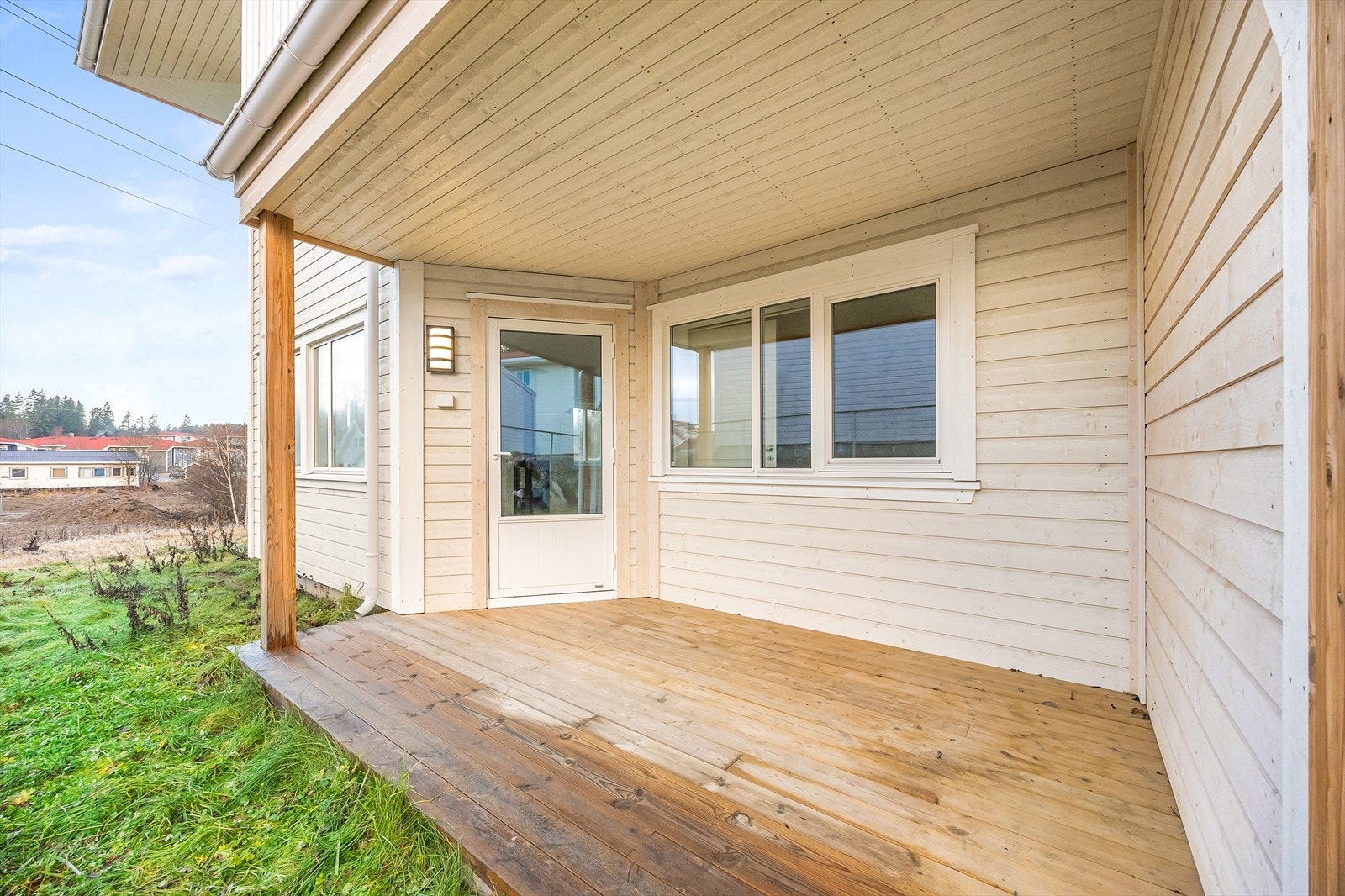 Fra stuen er det direkte utgang til en overbygget terrasse på 8 m². Galleribilde