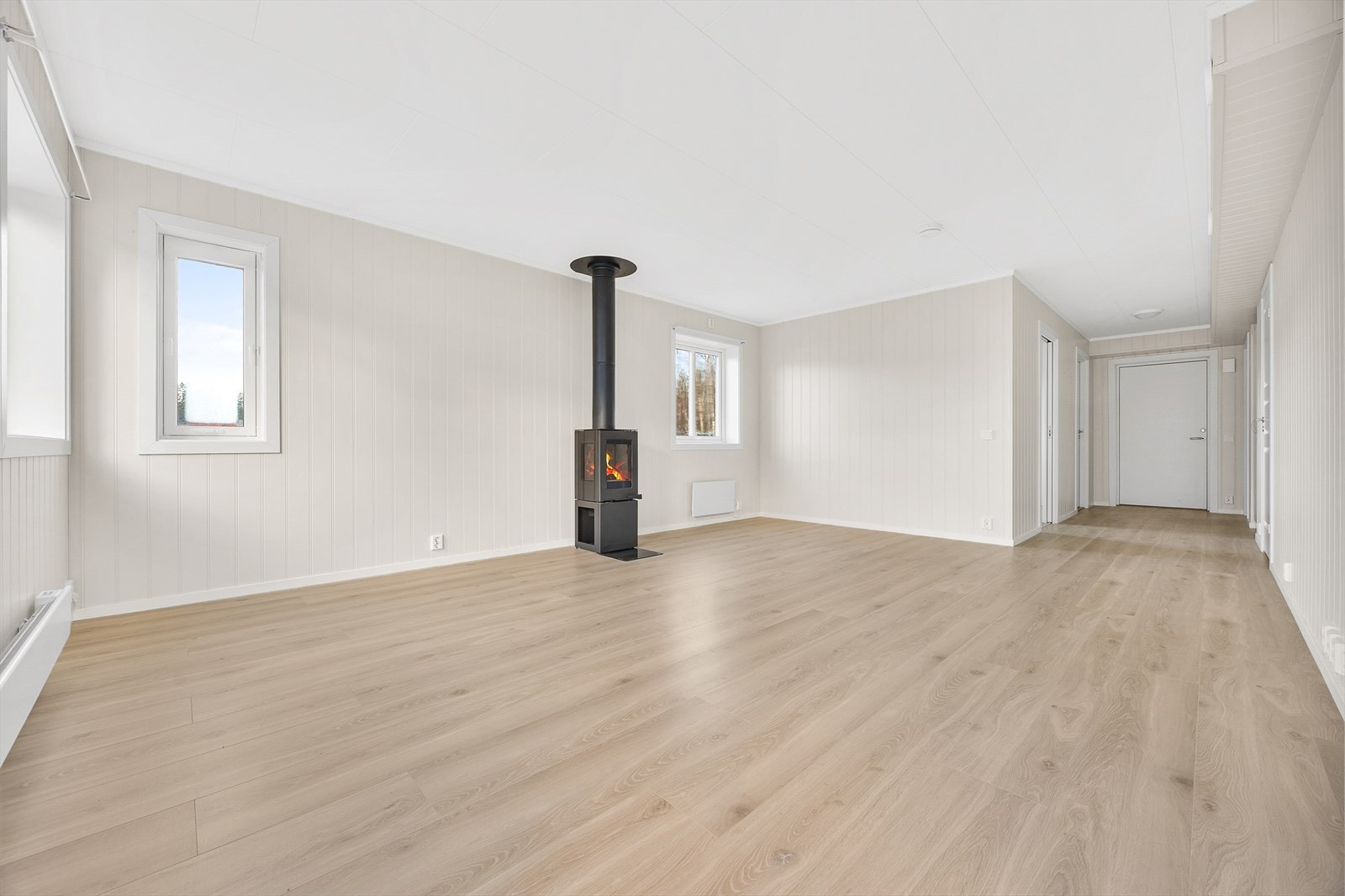 Store vindusflater gir godt med naturlig lys inn i oppholdsrommet. Galleribilde