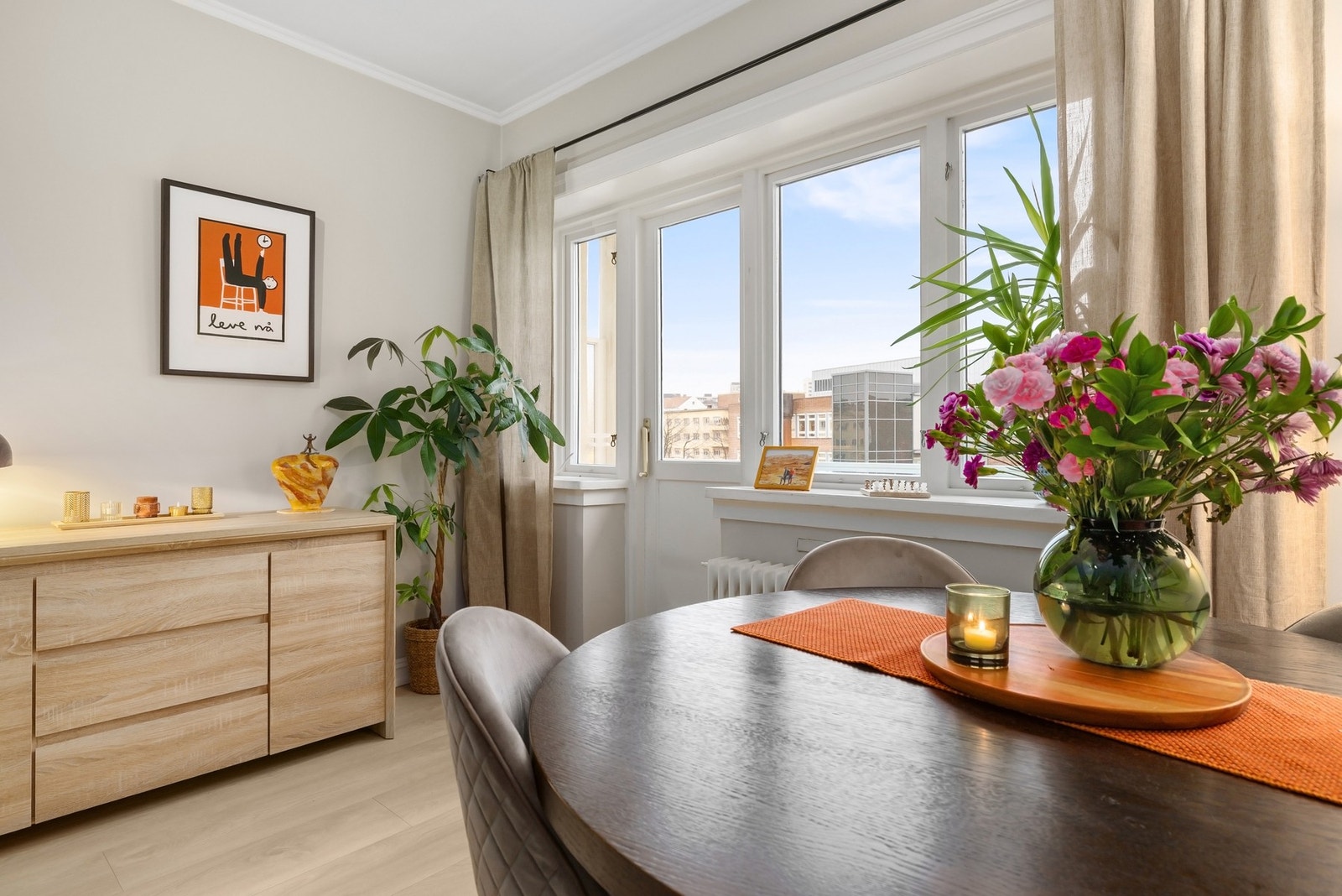 Åpent og lyst oppholdsrom med helhetlige materialvalg. Galleribilde