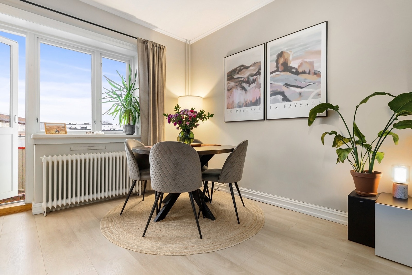 Innbydende oppholdsrom - ideelt for både hverdag og sosiale sammenkomster. Galleribilde