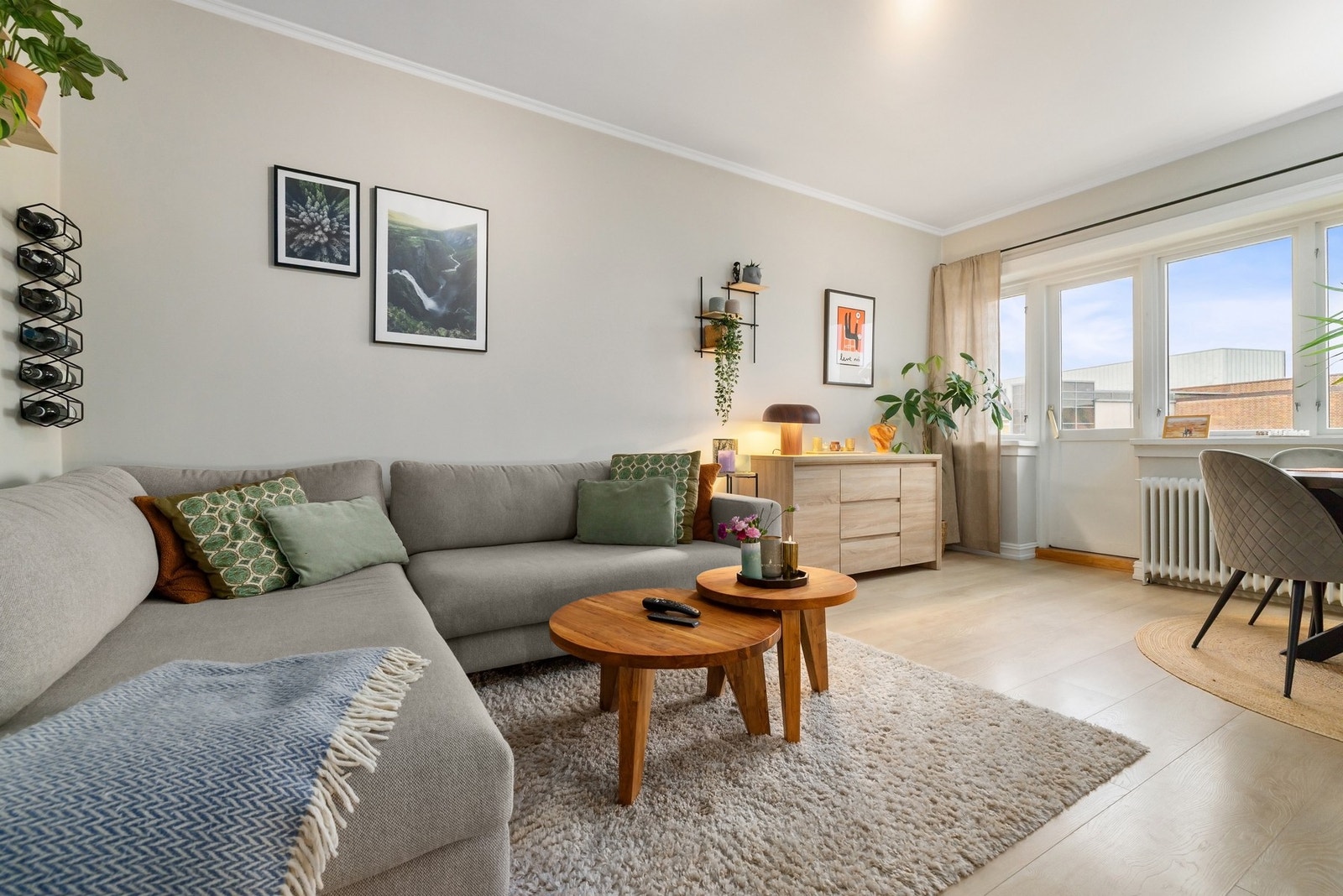 Behagelig atmosfære med god plass til både sofa og spisegruppe. Galleribilde
