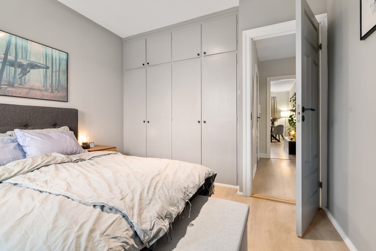 Romslig soverom med god plass til garderobeløsning. Galleribilde